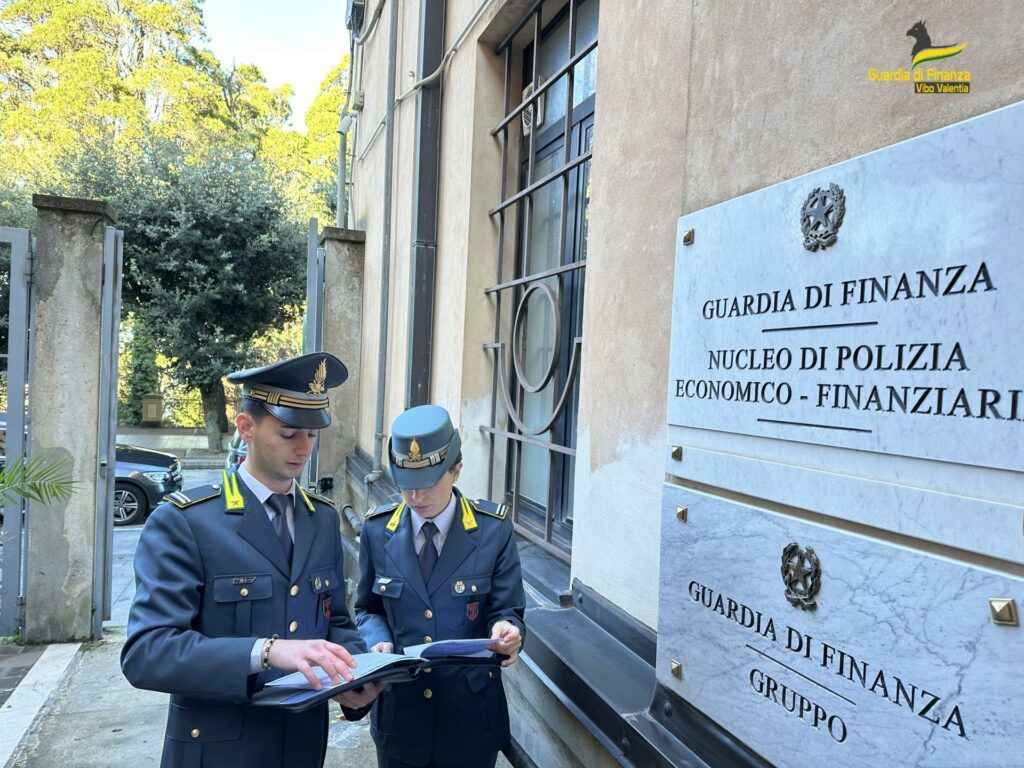 Gdf Vibo esegue misure cautelari nei confronti di tre pubblici ufficiali che percepivano tangenti per indennità non spettanti