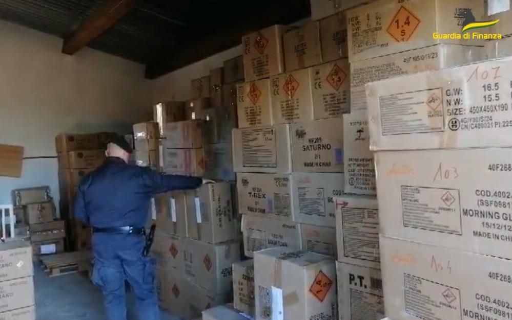 Gdf Cosenza sequestra deposito illegale e 2 milioni di fuochi d’artificio per oltre 15 tonnellate