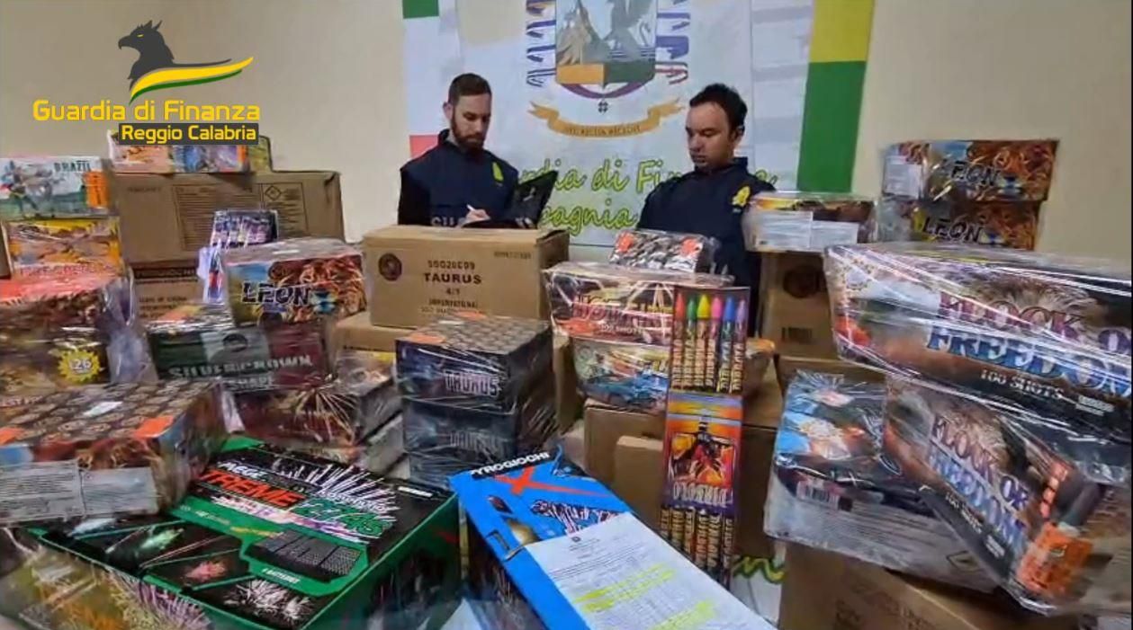 Gdf Reggio sequestra 700 kg di artifizi pirotecnici, petardi e bombe carta