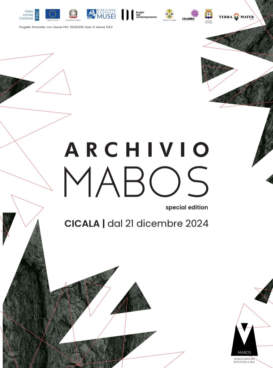 La mostra “Archivio Mabos” approda a Cicala: manifesti d’arte campeggiano sugli edifici del paese