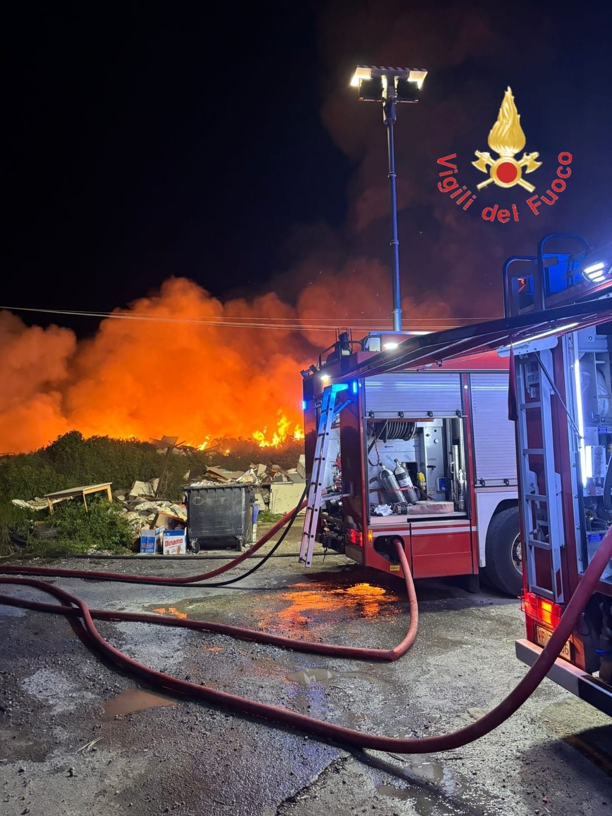 A Catanzaro incendio in discarica abusiva vicino campo rom