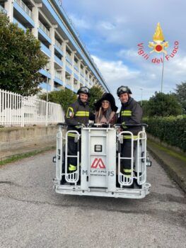 Lamezia, la Befana dei Vigili del Fuoco in visita ai piccoli pazienti di Pediatria del San Giovanni Paolo II