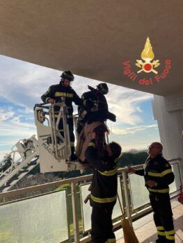 Lamezia, la Befana dei Vigili del Fuoco in visita ai piccoli pazienti di Pediatria del San Giovanni Paolo II