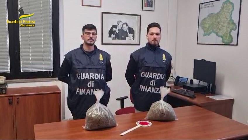 Gdf Vibo, due arresti per spaccio, sequestrati 2 kg di marijuana