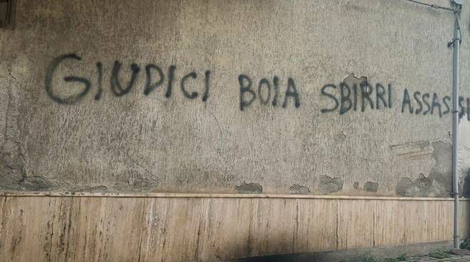 Lamezia, scritte oltraggiose contro le Forze dell’Ordine e i magistrati, il Nuovo Sindacato Carabinieri di Catanzaro: “Pericoloso e preoccupante risentimento contro chi rappresenta lo Stato”