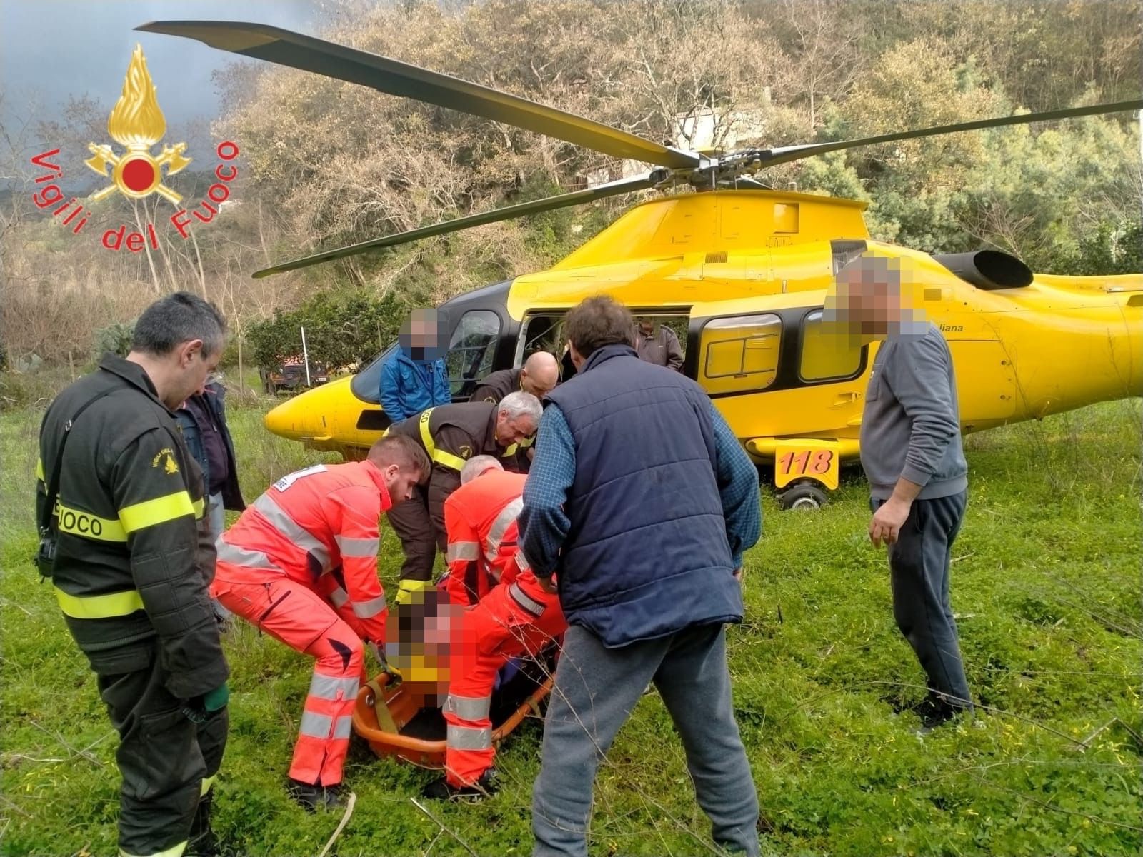 Feroleto Antico, uomo di 76 anni nei boschi scivola e si frattura le gambe, soccorso dai Vigili del Fuoco