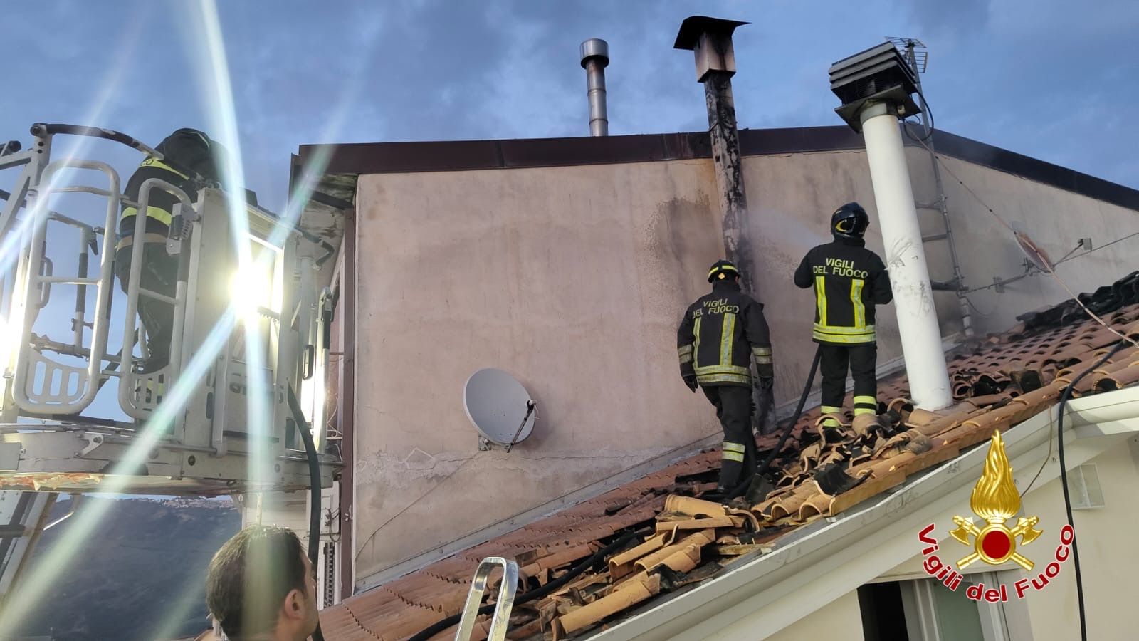 Nel crotonese incendio su tetto abitazione provocato da canna fumaria