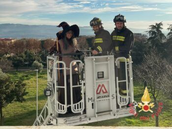 Lamezia, la Befana dei Vigili del Fuoco in visita ai piccoli pazienti di Pediatria del San Giovanni Paolo II