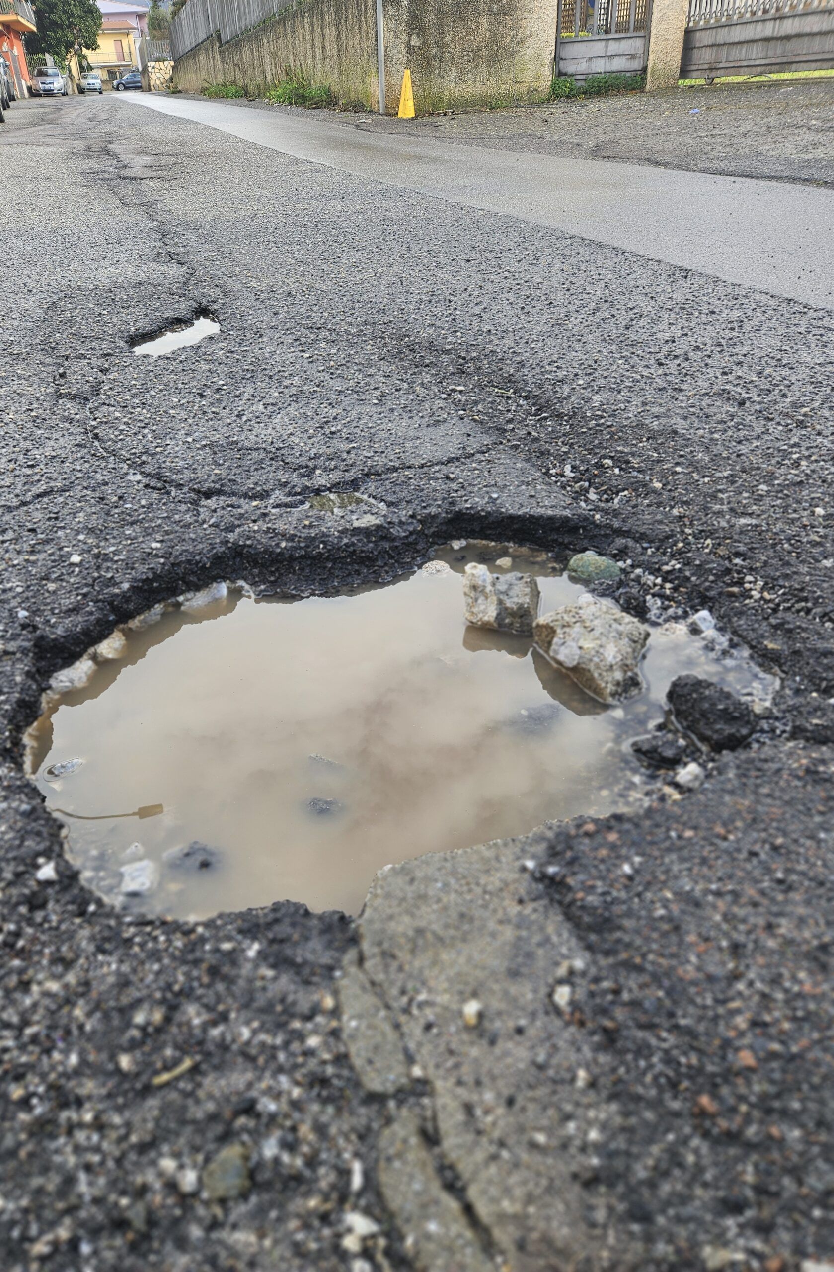 Lamezia, troppe buche in città, la denuncia dell’associazione “Quartiere Capizzaglie”