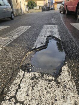 Lamezia, troppe buche in città, la denuncia dell’associazione “Quartiere Capizzaglie”