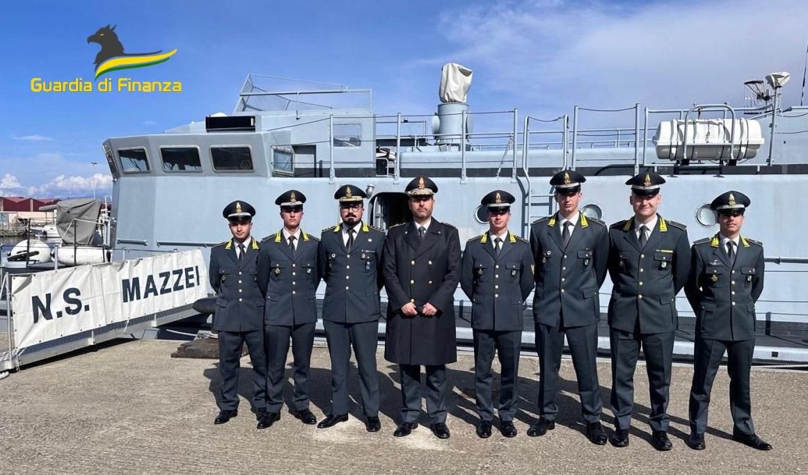 La Nave Scuola della Guardia di Finanza “Mazzei” ha fatto tappa nella splendida cornice del porto di Vibo Marina