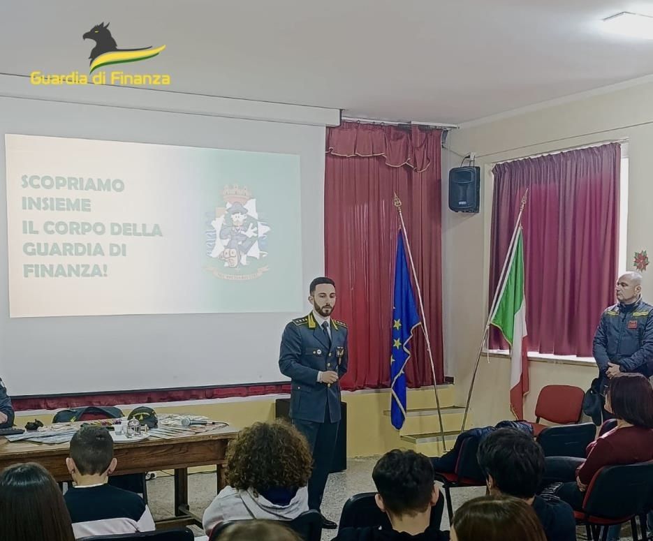 Gdf incontra studenti dell’Istituto Comprensivo “Falerna-Nocera-Gizzeria” e il “De Fazio” di Lamezia