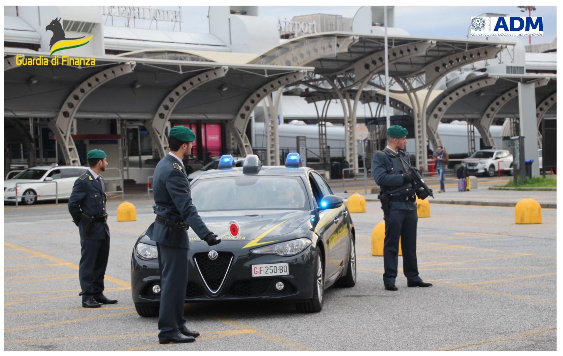 Traffico illecito di valuta all’aeroporto di Lamezia, intercettato flusso di denaro contante pari a 2.926.476 euro