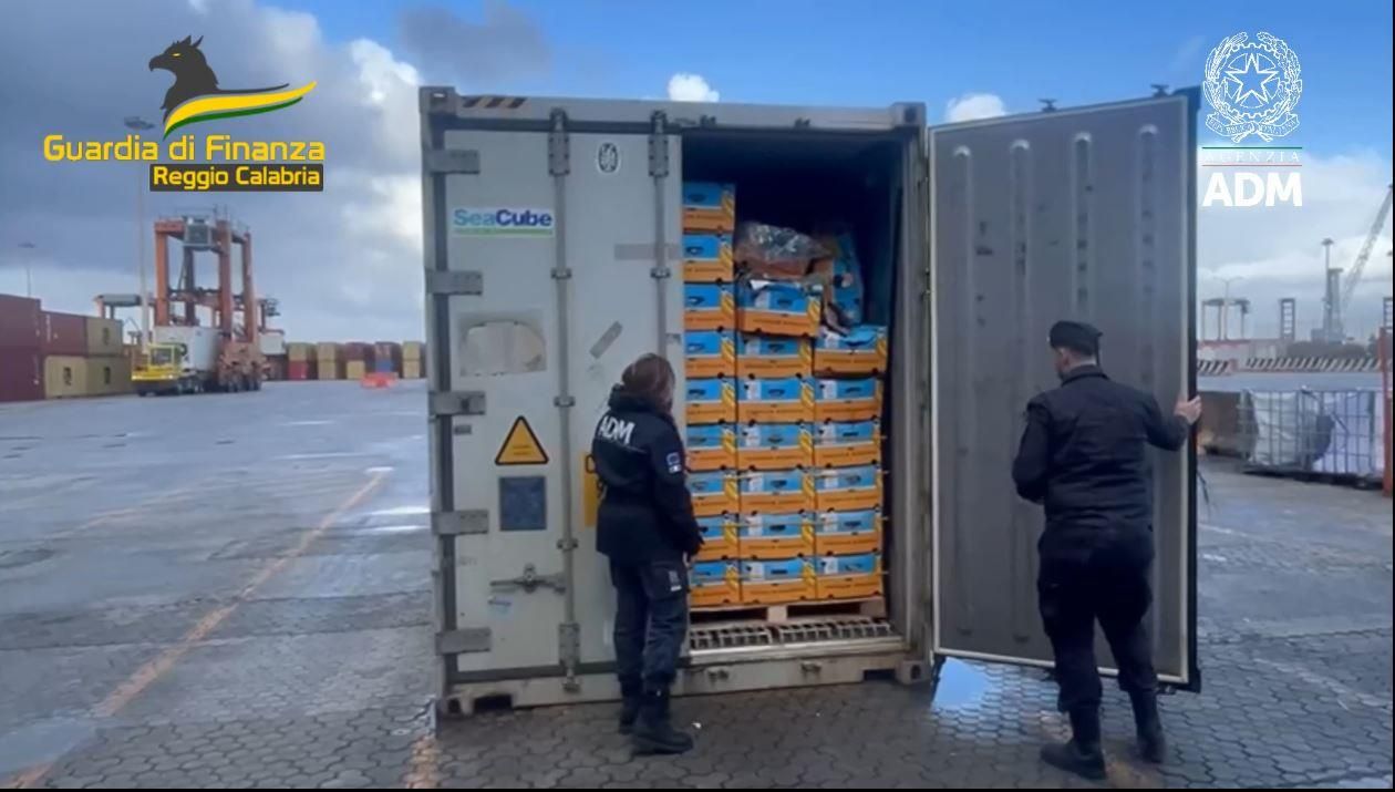 Sequestrati 27 kg di cocaina al porto di Gioia Tauro, sul mercato avrebbe fruttato oltre 4 milioni di euro