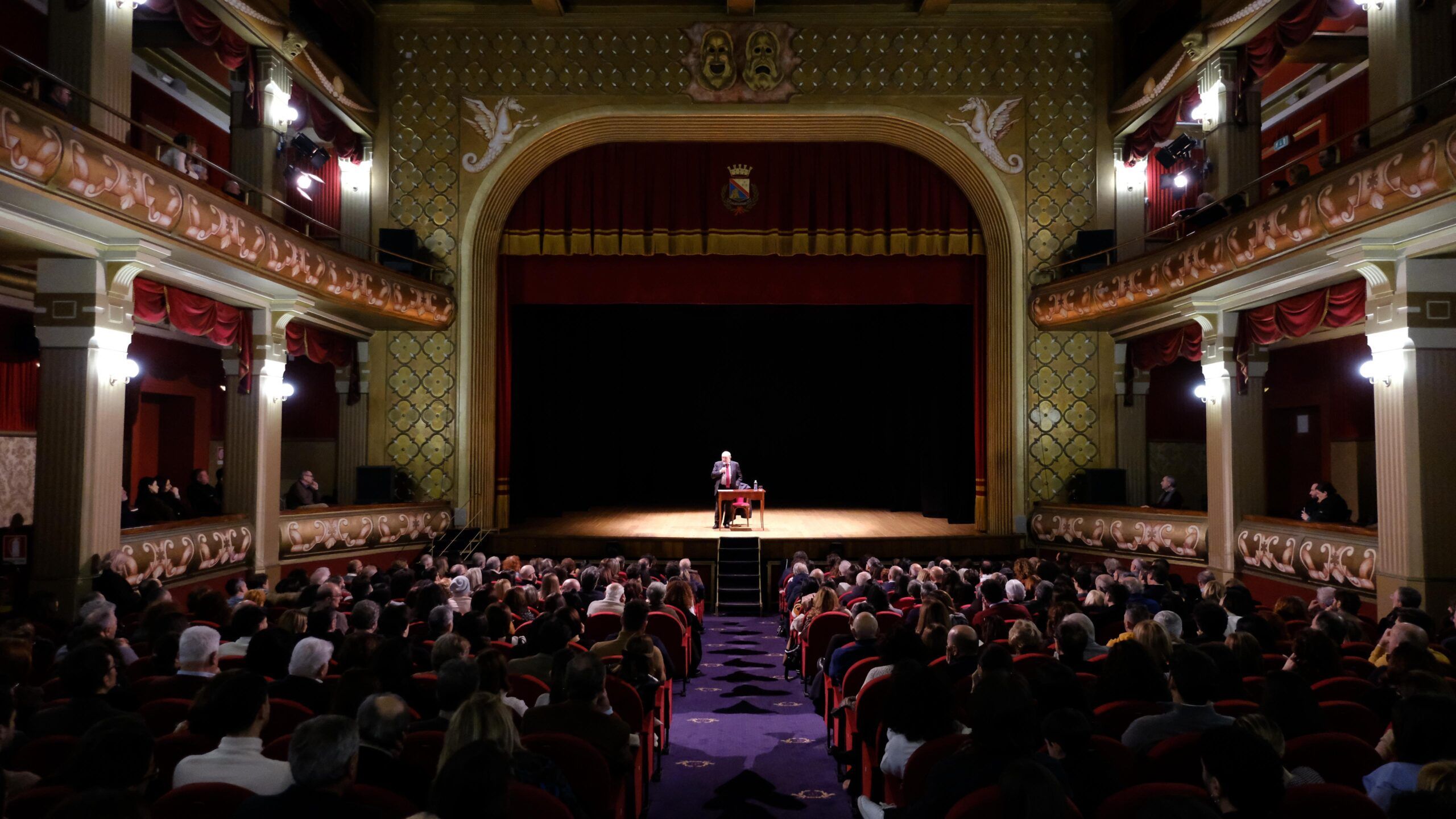 Sold out e applausi scroscianti per Umberto Galimberti che a Lamezia ha portato “L’illusione della libertà”