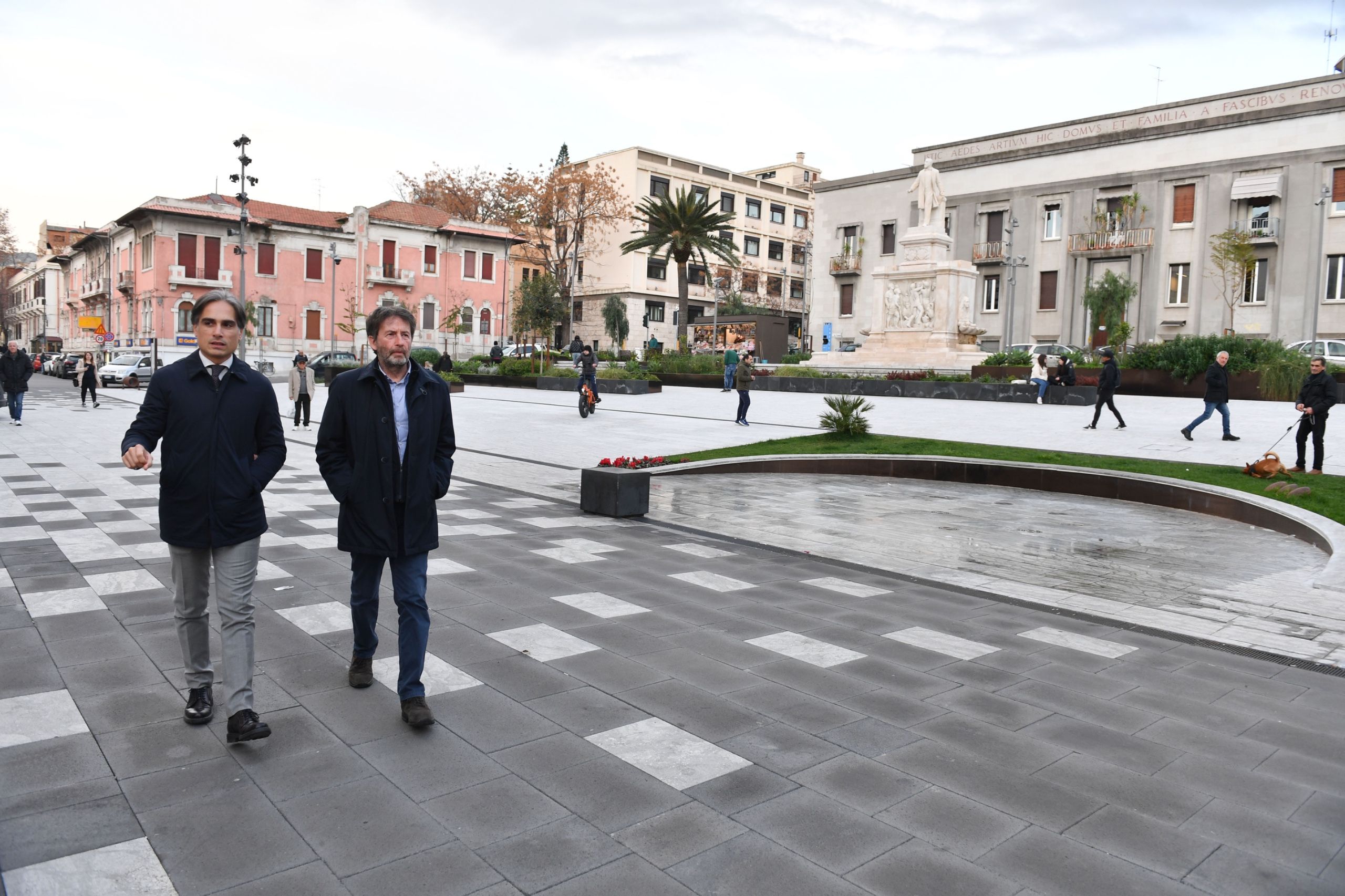 "Aqua e tera" di Dario Franceschini fa il pieno a Palazzo San Giorgio con la Fondazione Italo Falcomatà