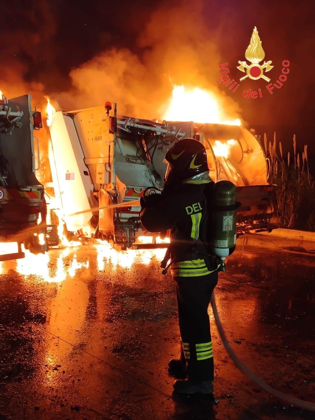 A Tropea fiamme distruggono 8 mezzi raccolta rifiuti e uno scuolabus