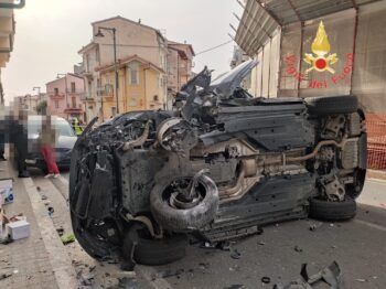 Lamezia, perde il controllo dell'auto e si ribalta su via delle Terme, grave una donna