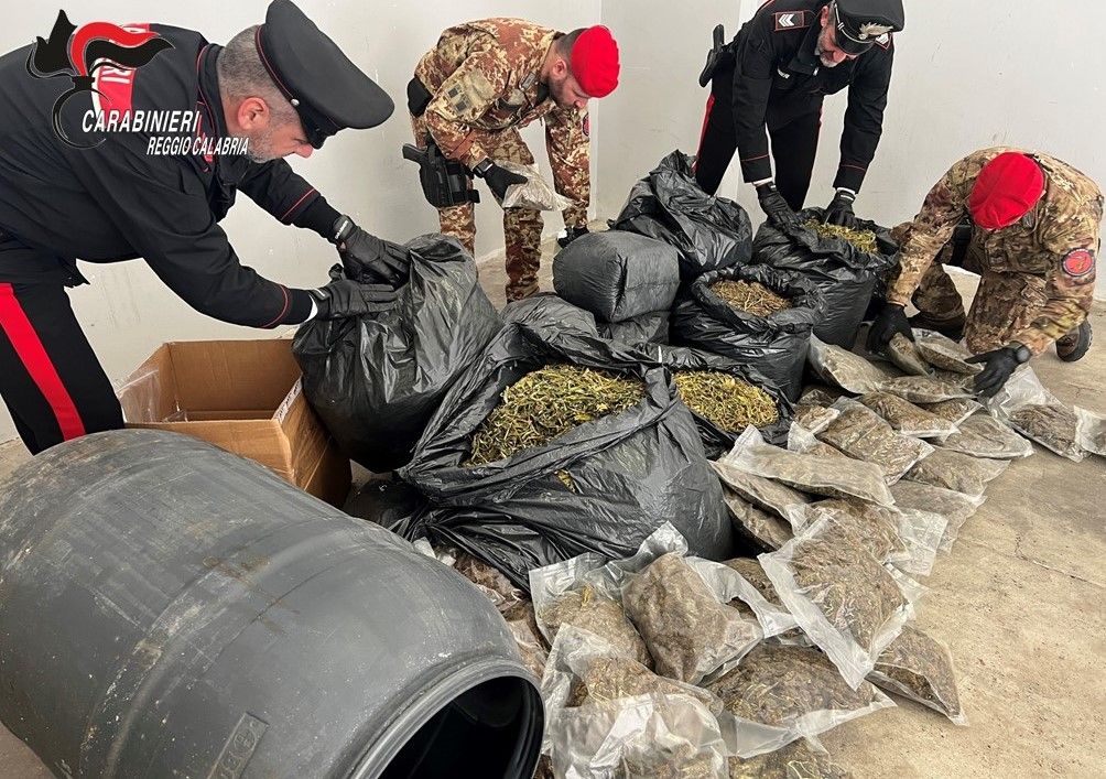 Carabinieri sequestrano intero stock di marijuana nella locride, arrestato 35enne