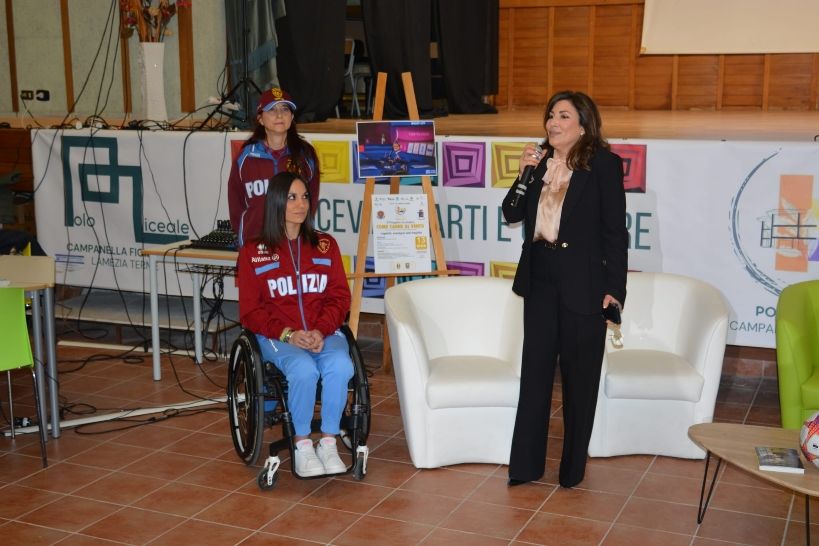 Lamezia, al Polo Liceale Campanella Fiorentino incontro nell'ambito del progetto "Come canne al vento", ospite Enza Petrilli, campionessa mondiale di tiro con l'arco