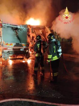 A Tropea fiamme distruggono 8 mezzi raccolta rifiuti e uno scuolabus