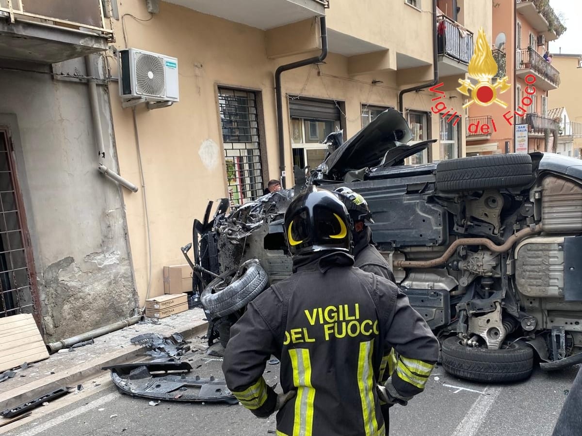 Lamezia, perde il controllo dell'auto e si ribalta su via delle Terme, grave una donna